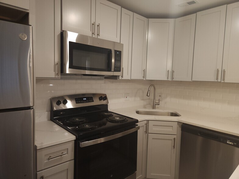 Building Photo - 1212 N La Salle Dr