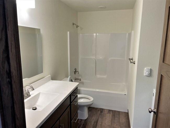 bathroom 1 - 535 Ryan St