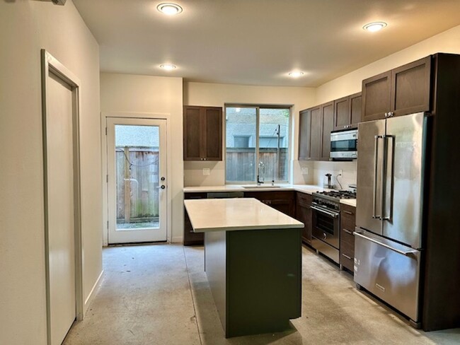 Building Photo - 3 Bedroom Queen Anne Townhouse w/rooftop deck