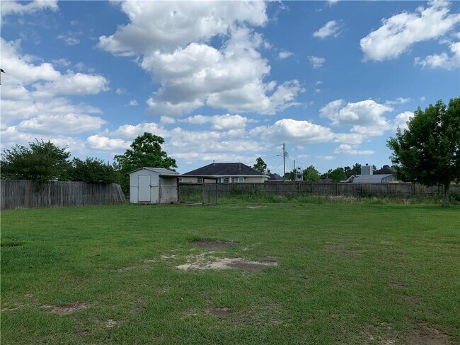 Building Photo - SOUGHT AFTER WEST MOBILE!
