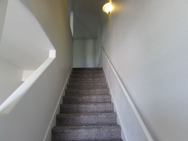 Building Photo - Bright 2 bed 2 1/4 bath Town Home