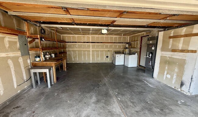 Building Photo - Single-Level 3 BR in NE Bend with large fully-fenced yard
