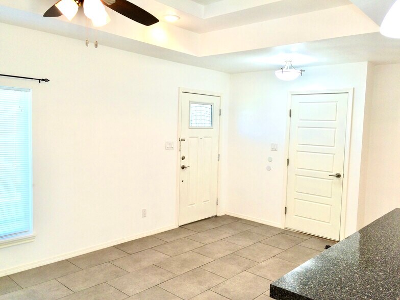 Building Photo - 6002 Blanco River St