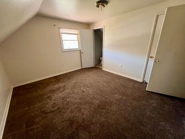 Building Photo - Recently Renovated - 3 bedroom 2 bathroom ...