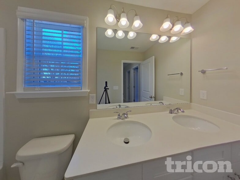 Building Photo - 2 Beautyberry St