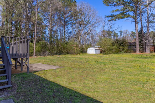 Building Photo - 2062 Woodbine Cir