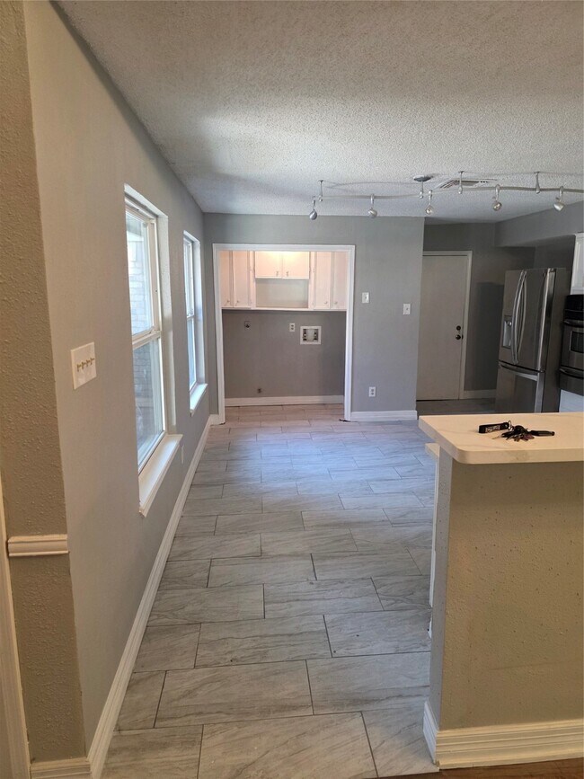 Building Photo - 3214 S Briar Knoll Dr