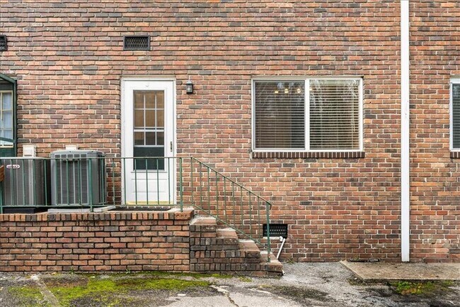 Building Photo - 2412 Peachwood Cir NE