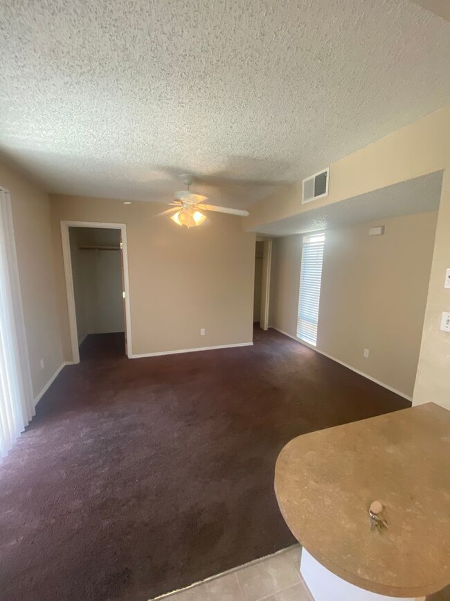 Building Photo - Spacious 2 Bedroom Condo for Rent!