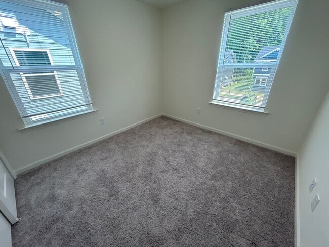 Building Photo - 3 Bedroom | 2.5 Bathroom End Unit Raleigh ...