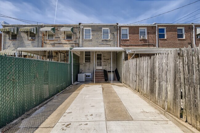 Rear parking for two cars - 327 Elrino St