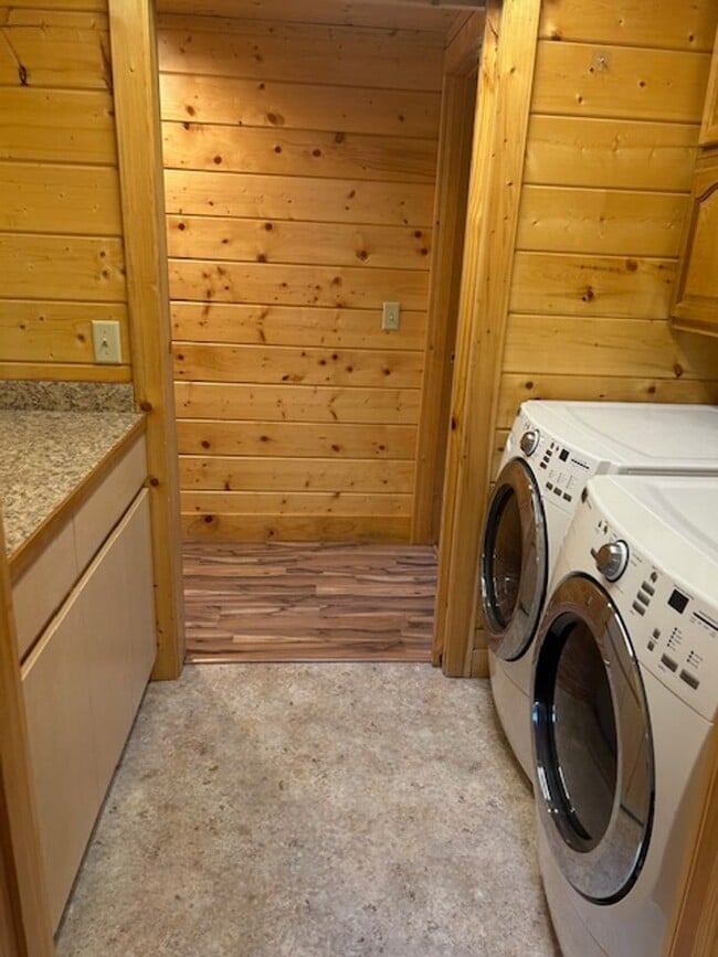 Building Photo - Gorgeous Log Home with infloor heat.  Two level lots with RV parking and dumpstation.