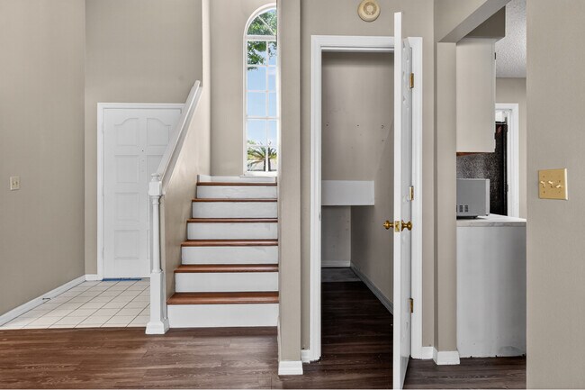 Building Photo - 802 Arietta Cir N
