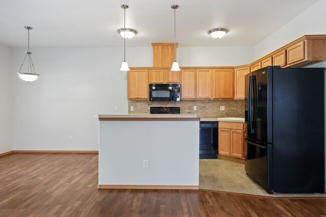 Building Photo - MOVE IN READY! 2 bed, 2 bath townhouse. No...