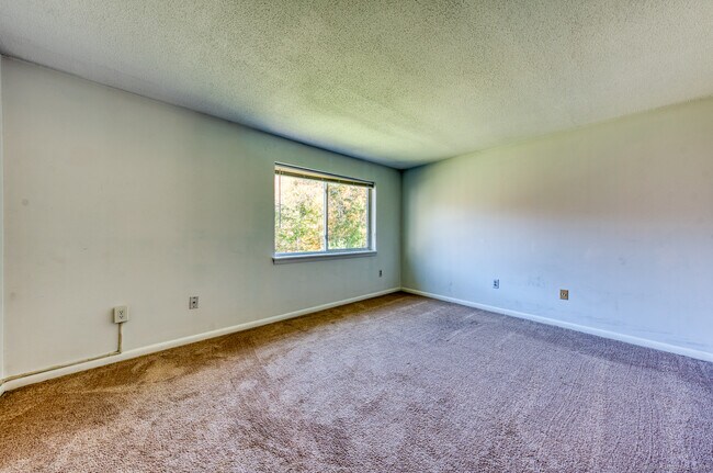 Building Photo - 12 Stone Pond Rd