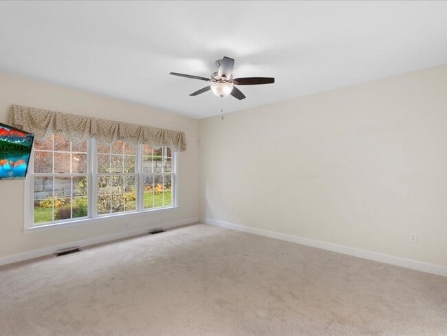 Building Photo - 32 Silver Brook Ln