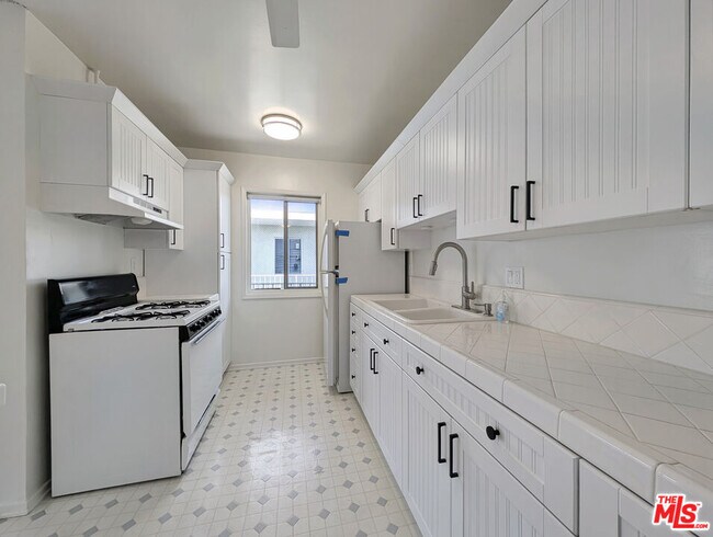 Building Photo - 440 Raymond Ave