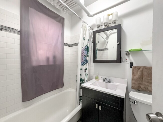 Building Photo - 2131 W Giddings St