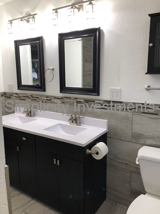 Building Photo - 707 25th St SE