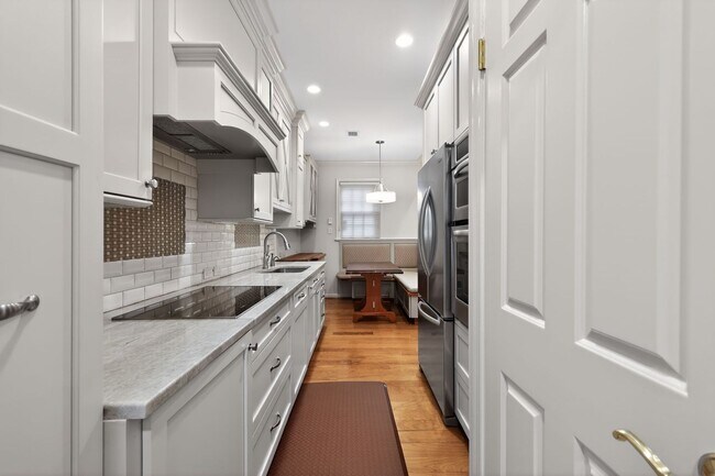 Building Photo - Old Town Alexandria Home | April Incentives Available