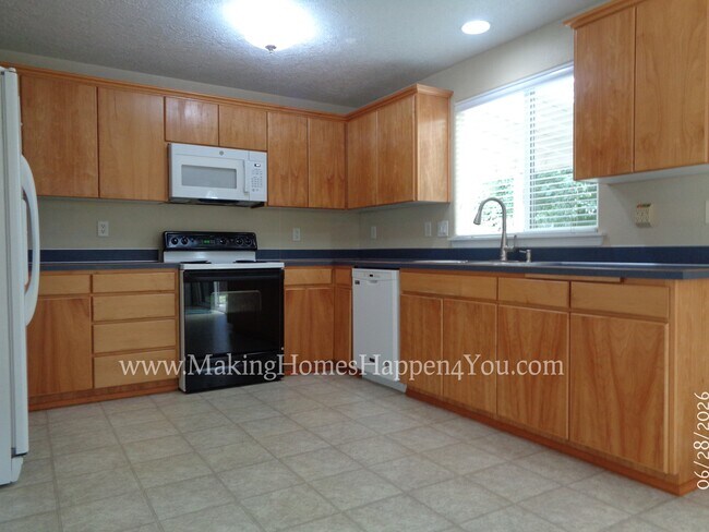 Building Photo - 260 SW Oregon Trail Dr