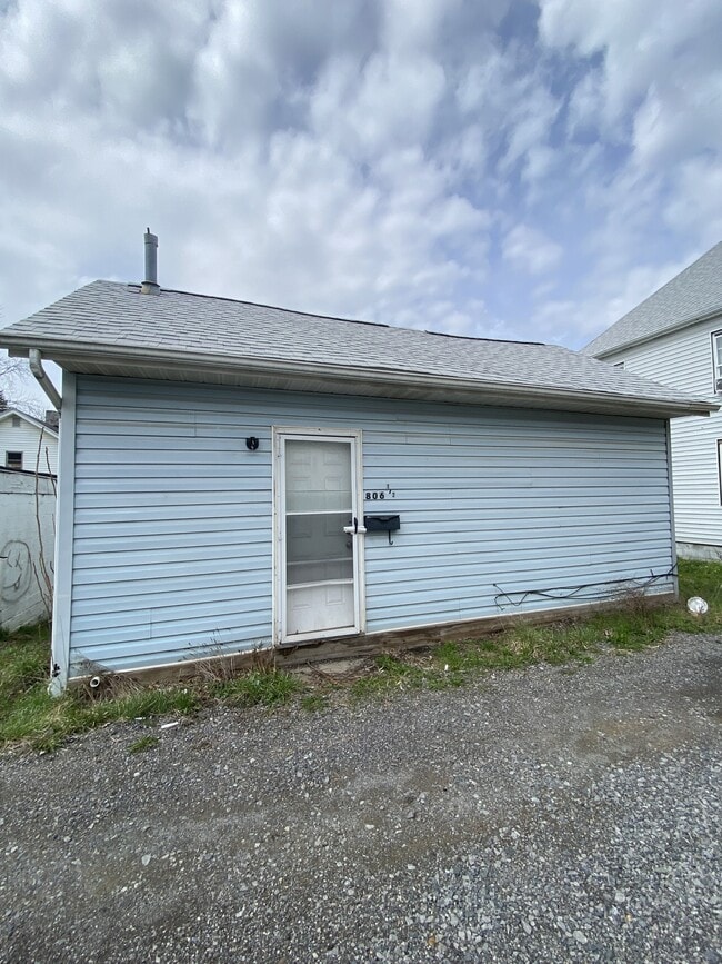 Building Photo - 806 1/2 Oak St