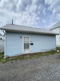 Building Photo - 806 1/2 Oak St