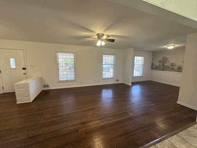 Building Photo - 5br home off S. Milledge For Rent