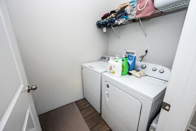 Building Photo - 417 Ginger Dr