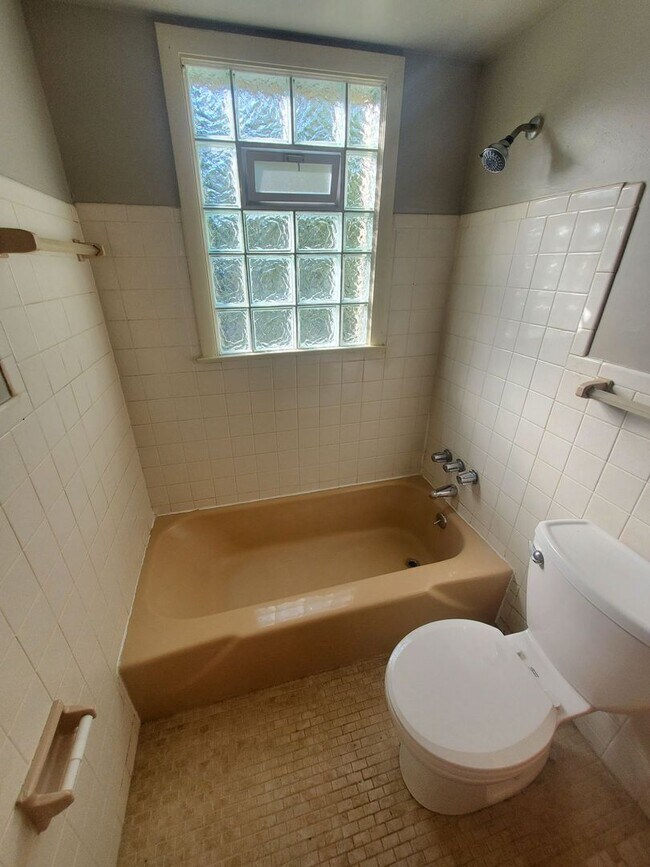 Building Photo - 7343 N Teutonia Ave