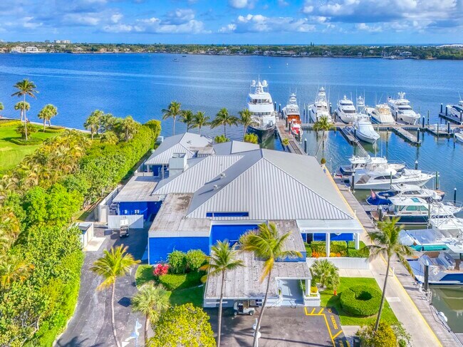 Building Photo - 123 Lakeshore Dr