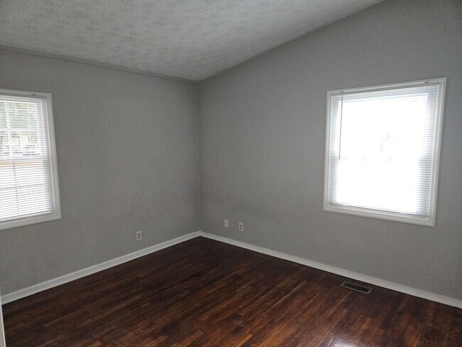 Building Photo - Renovated Marietta Bungalow