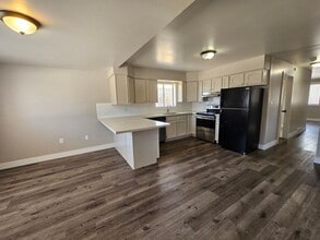 Building Photo - Updated 4 Bed Home with Large Yard