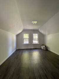 Building Photo - Five Bedroom Home in Central La Crosse