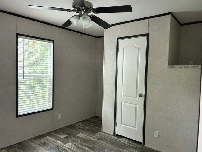 Building Photo - 38651 Tarr Dr