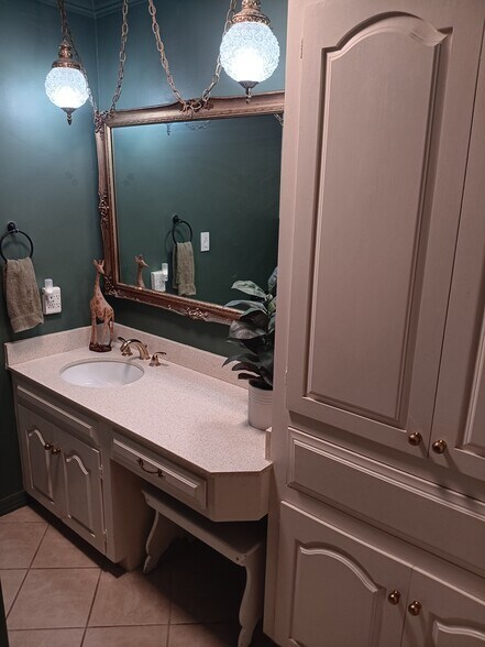 hall full bathroom - 2308 Wesley Cir