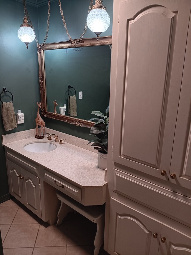 hall full bathroom - 2308 Wesley Cir