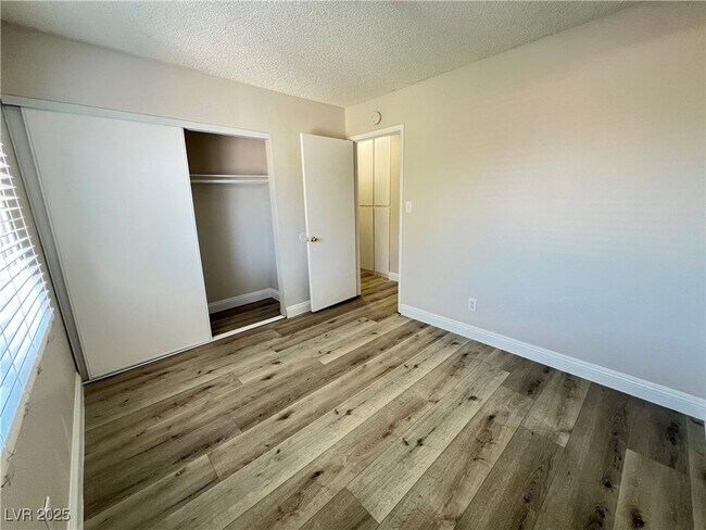 Building Photo - 1009 Willow Tree Dr