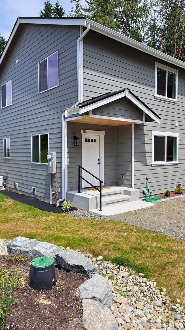 Building Photo - 3 Bedroom 2.5 Bath Duplex