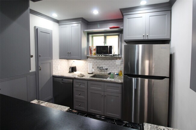 Building Photo - 4719 Oakshire Dr