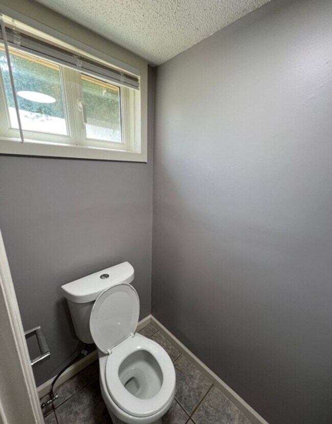 Building Photo - Sweet 3 bedroom, 1.5 bathroom duplex in In...