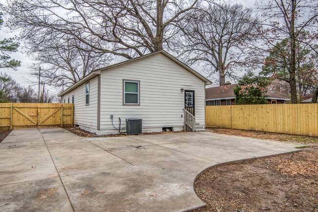 Building Photo - Newly Renovated Home near University of Me...