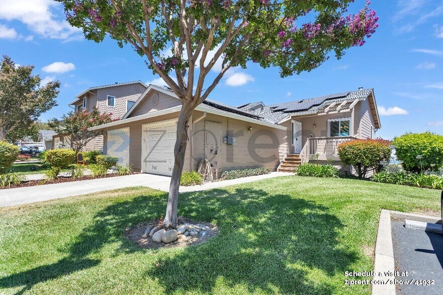 Building Photo - 527 Bustos Pl