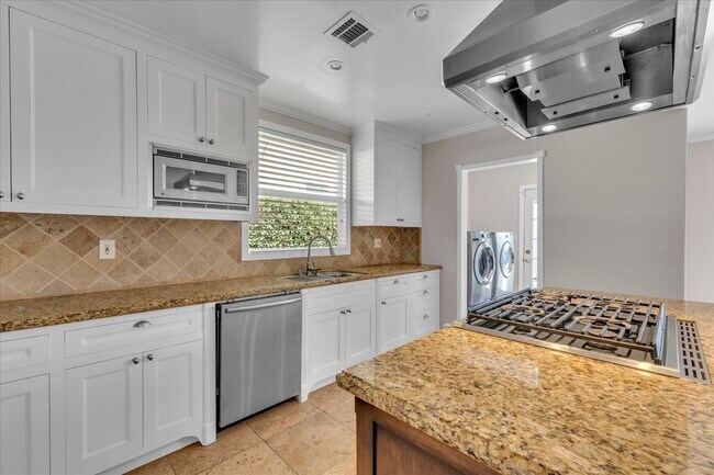 Kitchen - 4710 Cartwright Ave