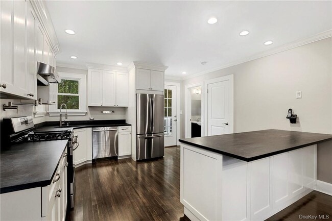 Building Photo - 48 Rossmore Ave