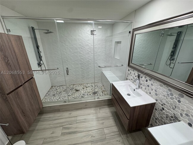 Building Photo - 350 Poinciana Island Dr