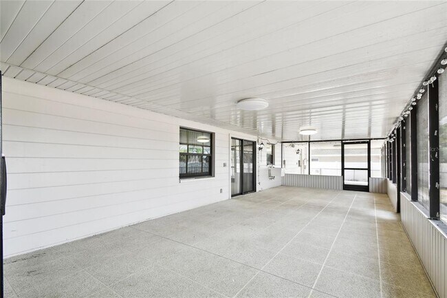 Building Photo - 1102 Shadowbrook Dr N