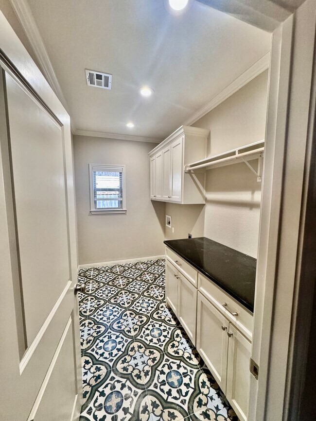 Building Photo - 4/2 Creekside Home