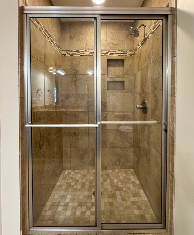 Building Photo - Lovely 3 Bed 2.5 Bath Home with Community Amenities