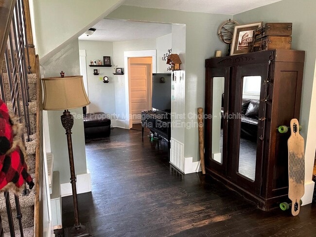 Building Photo - 830 S Fern St